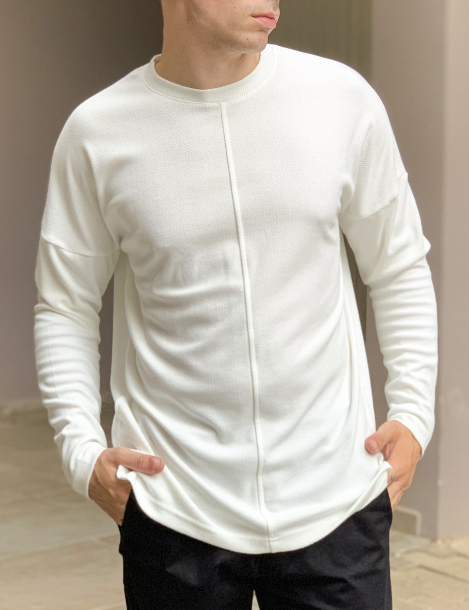 – Ανδρικη λευκη μακρυμανικη oversized μπλουζα με αναγλυφο υφασμα 1920W